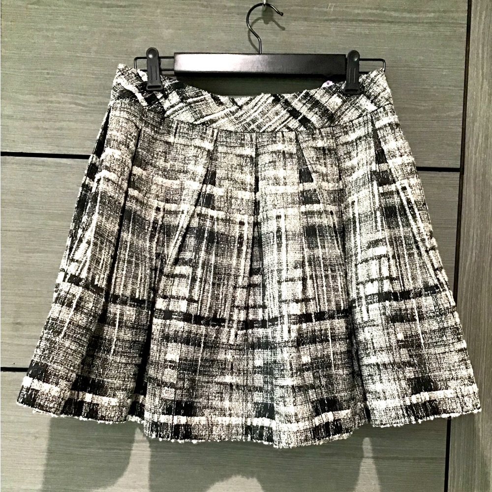 Alice + Olivia pleated mini skirt. Size 10. Black, ivory, silver. Gently worn.